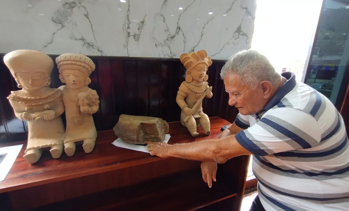 Otkar Trámpuz, observa un pedazo de madera que se exhibe junto a réplicas de la cultura Manteña.