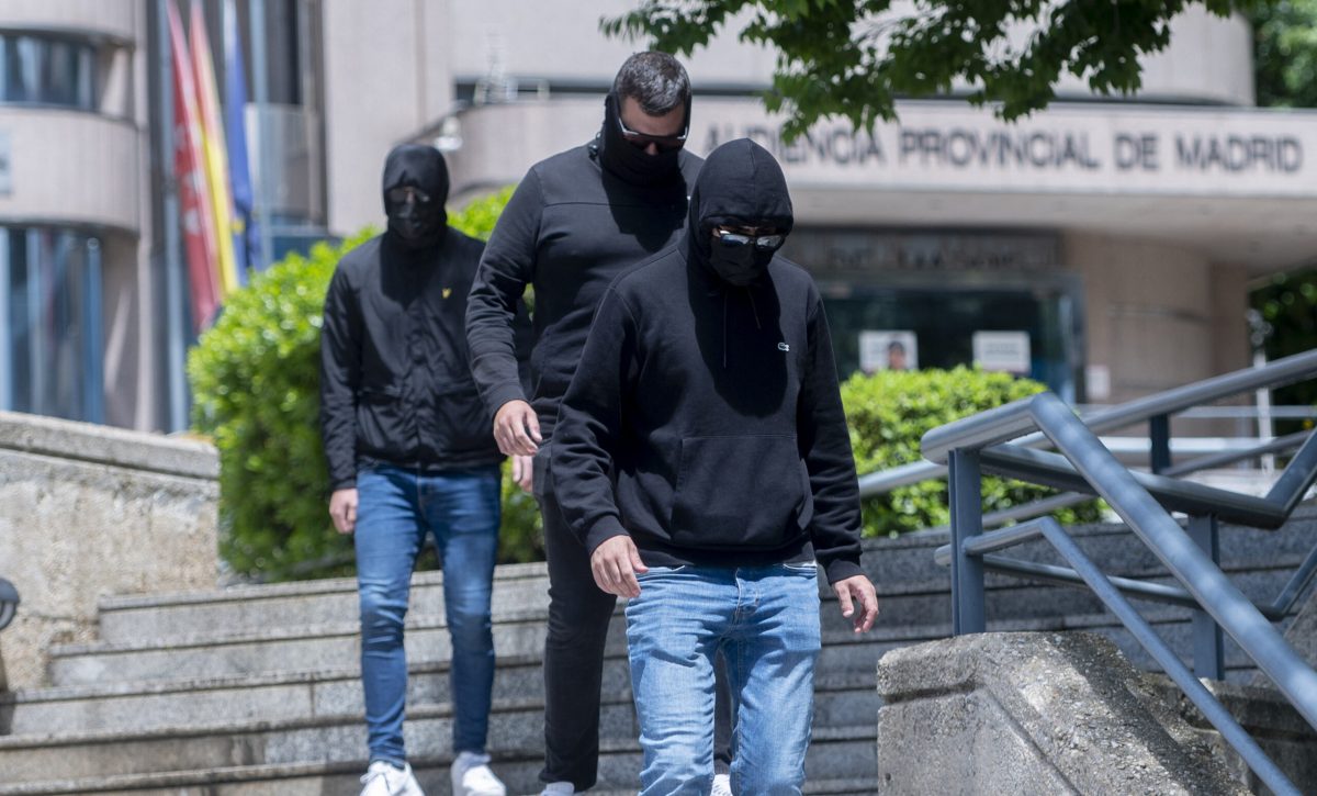 Penas de hasta 22 meses de cárcel y prohibición de ir a estadios para ultras que colgaron un muñeco de Vinícius Júnior