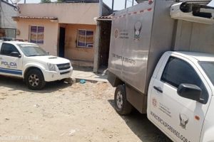 Personal forense trasladó el cuerpo hasta la morgue en Manta para la autopsia de rigor.