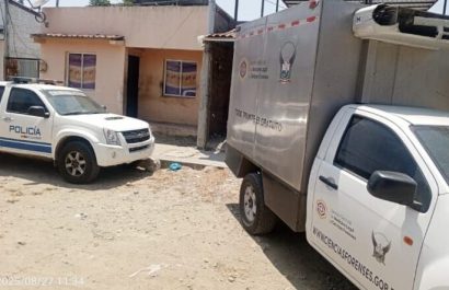 Personal forense trasladó el cuerpo hasta la morgue en Manta para la autopsia de rigor.