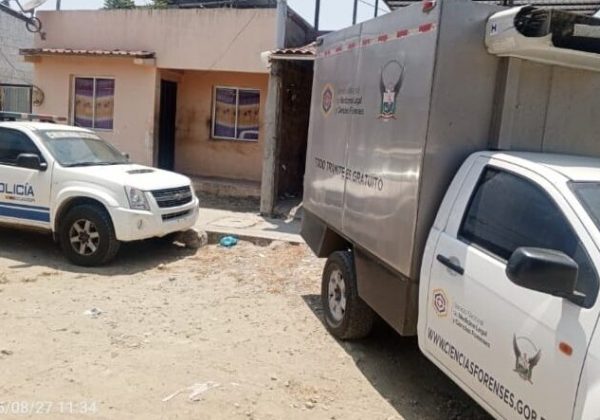 Personal forense trasladó el cuerpo hasta la morgue en Manta para la autopsia de rigor.