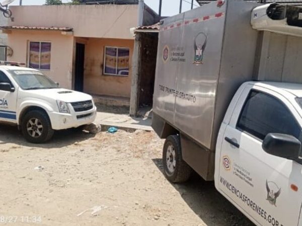 Personal forense trasladó el cuerpo hasta la morgue en Manta para la autopsia de rigor.