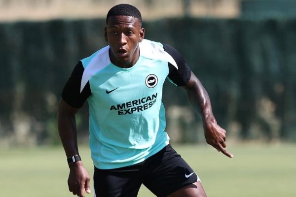Pervis Estupiñán busca salida del Brighton mientras juega en victoria ante Stoke City