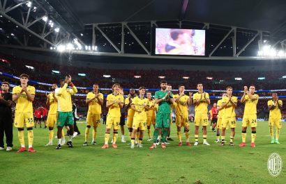 Pervis Estupiñán debuta con AC Milan en victoria 4-2 ante Liverpool en Hong Kong