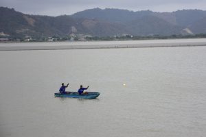 Los pescadores aprovechan la marea alta para pescar con anzuelos.