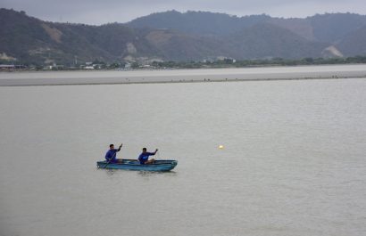 Los pescadores aprovechan la marea alta para pescar con anzuelos.
