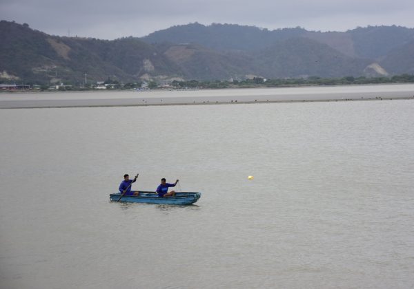 Los pescadores aprovechan la marea alta para pescar con anzuelos.