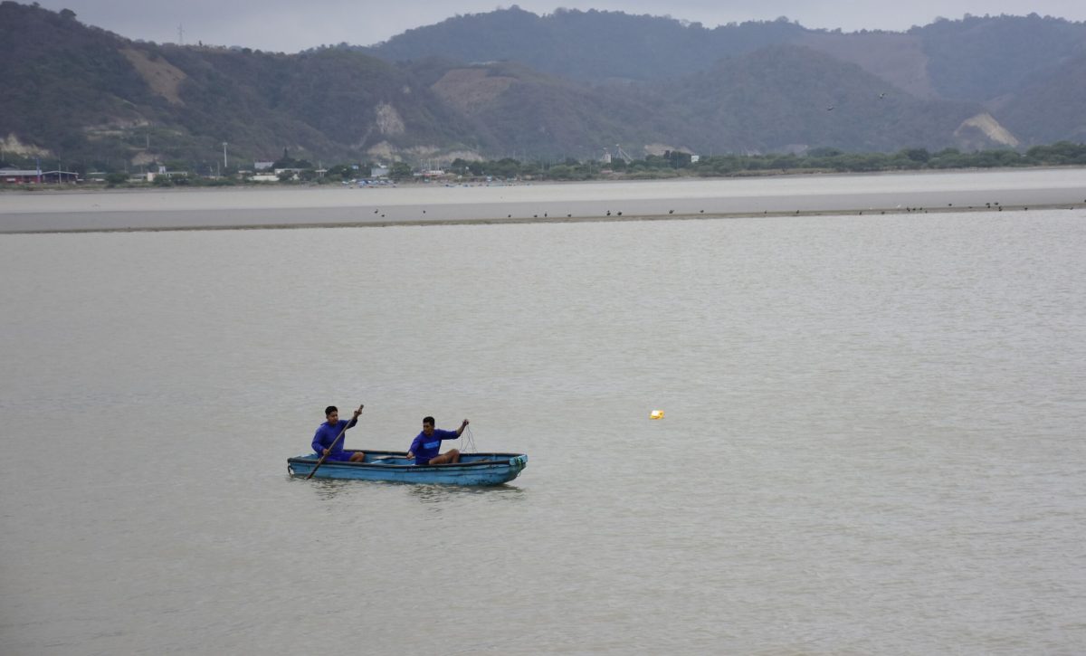 Los pescadores aprovechan la marea alta para pescar con anzuelos.