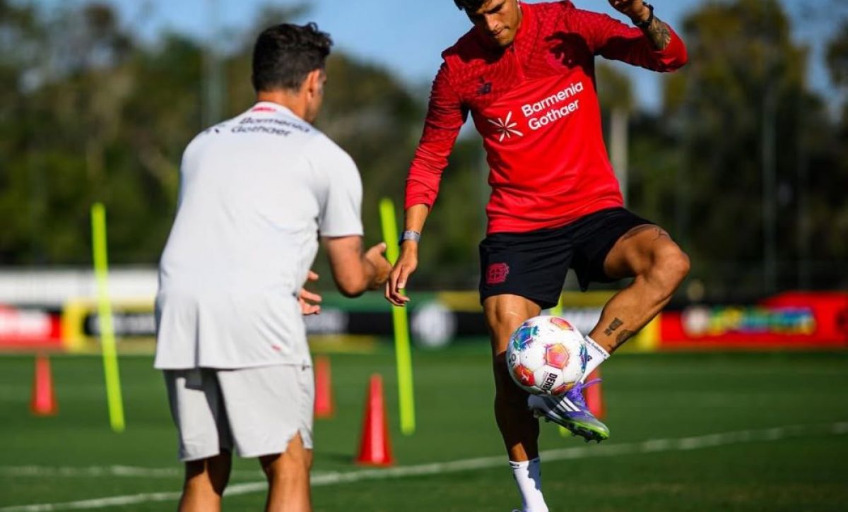Piero Hincapié desmiente rumores de traspaso y reafirma compromiso con Bayer Leverkusen