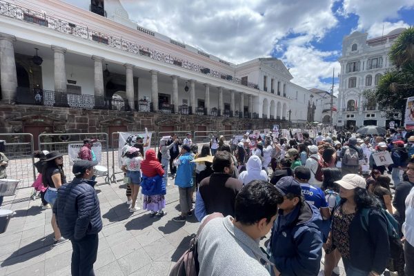 Plantón en Quito demanda respuestas del Gobierno y Fuerzas Armadas