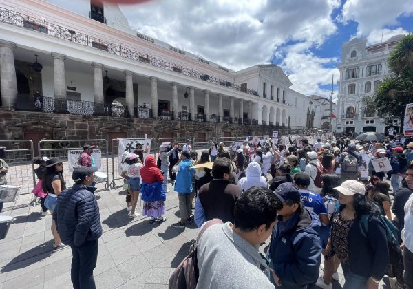 Plantón en Quito demanda respuestas del Gobierno y Fuerzas Armadas