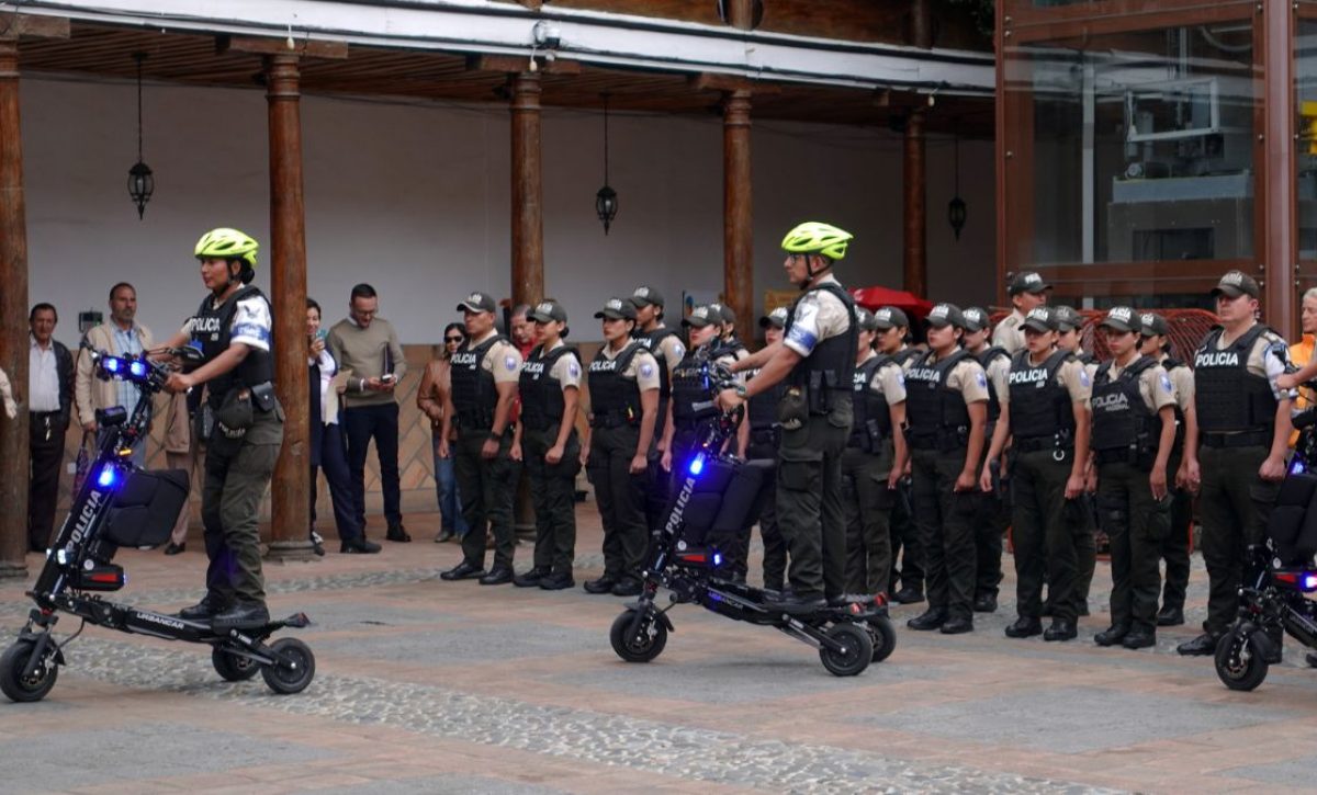 Policías reciben scooters eléctricos para realizar patrullajes por las calles de Cuenca y brindar custodia a los turistas. (API).
