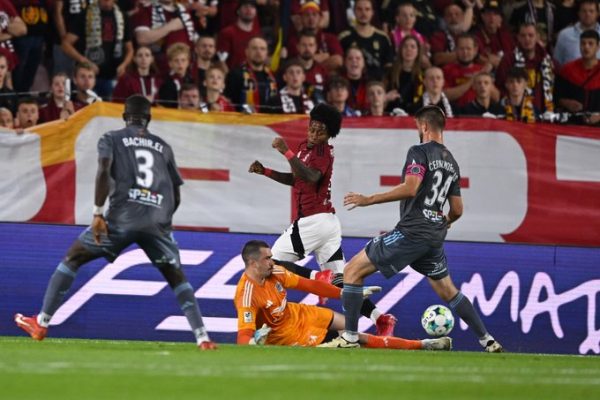 Preciado y Mercado destacan en victoria de Sparta Praga en Conference League