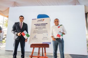 El alcalde de Portoviejo Javier Pincay, junto al ministro (e) de Vivienda, Iván Giler, antes de ser cesado de su cargo.
