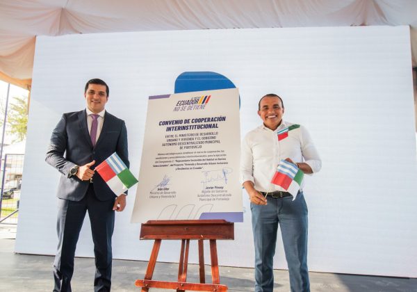 El alcalde de Portoviejo Javier Pincay, junto al ministro (e) de Vivienda, Iván Giler, antes de ser cesado de su cargo.