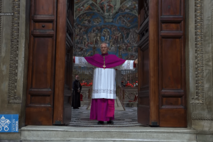 Procesión solemne y “Extra omnes” marcan el comienzo del Cónclave 2025 en el Vaticano y el mundo queda a la espera del nuevo papa