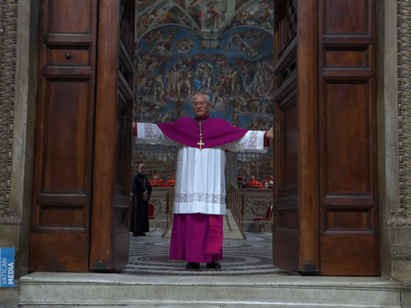Procesión solemne y “Extra omnes” marcan el comienzo del Cónclave 2025 en el Vaticano y el mundo queda a la espera del nuevo papa