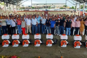 Los productores recibieron las bombas que las utilizarán para  tratamientos desinfectantes.