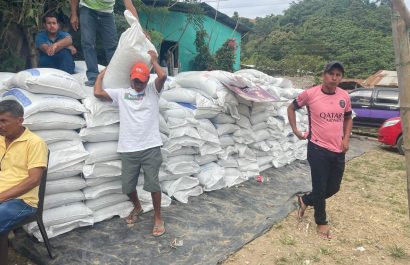 Los productores agrícolas recibieron los fertilizantes subsidiados.
