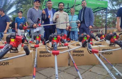 Entre las herramientas que recibieron los productores, constan motoguadañas.