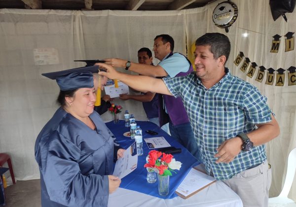 Los productores lucieron su capa y birrete, en la graduación.