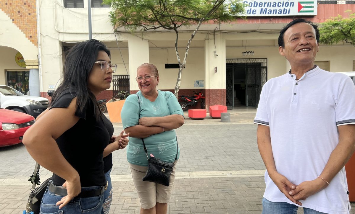 Varias personas que participaron en este programa, acudieron a la Gobernación de Manabí y esperaban una respuesta.