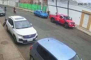 Queda grabado un presunto intento de asesinato en una concurrida calle de Portoviejo