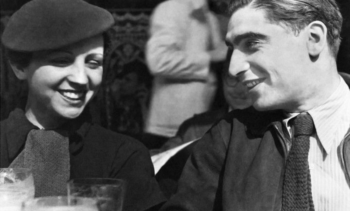 Endre Friedmann y Gerda Taro habían huido de la persecución nazi, se enamoraron y empezaron a trabajar juntos en la capital francesa. Ellos crearon a Robert Capa.