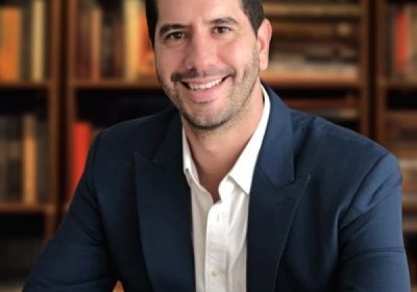 Roberto Luque, se ha venido desempeñado como Ministro de Transporte y Obras Públicas.