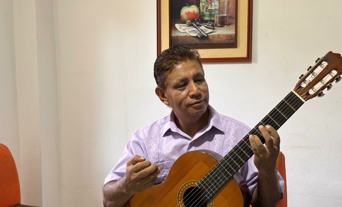 Hugo Terán es pedagogo y compositor musical. Vive en Manta y está organizando un concierto para que su hijo pueda regresar a Rusia a continuar sus estudios.