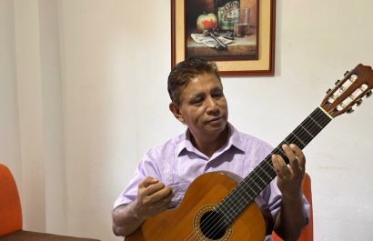Hugo Terán es pedagogo y compositor musical. Vive en Manta y está organizando un concierto para que su hijo pueda regresar a Rusia a continuar sus estudios.