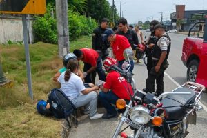 Rescatistas del Cuerpo de Bomberos de El Carmen asistieron a las mujeres heridas.