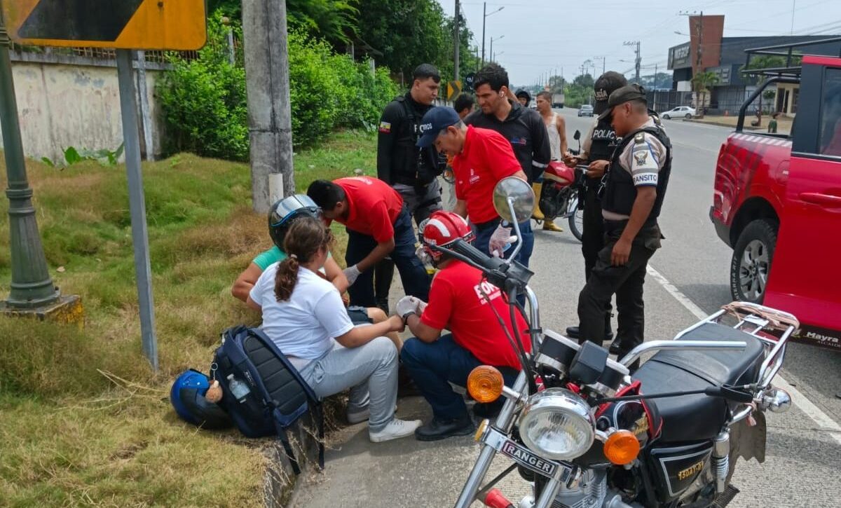 Rescatistas del Cuerpo de Bomberos de El Carmen asistieron a las mujeres heridas.