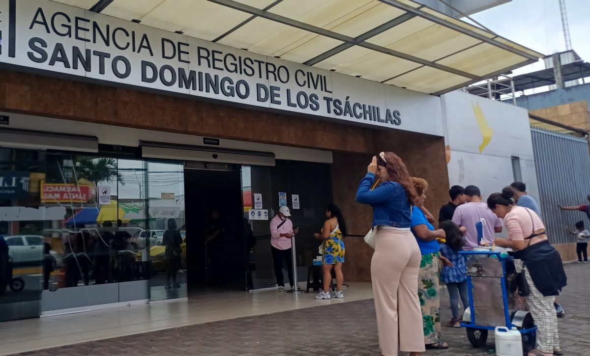 Retrasos en entrega de cédulas afectan a usuarios del Registro Civil en Santo Domingo
