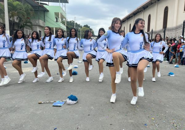 Estudiantes de varios planteles educativos pusieron la alegría en el desfile.