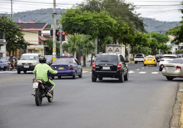 Un motociclista cruza el semáforo con la luz roja, en la avenida Reales Tamarindos, en Portoviejo.