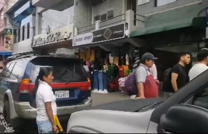 Santo Domingo comerciantes quedan sin poder vender porque autos bloquean sus puestos en la peatonal