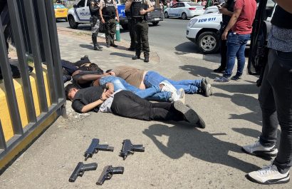 Seis presuntos sicarios e integrantes del grupo delictivo Los Lobos cayeron durante un operativo policial en Manta.