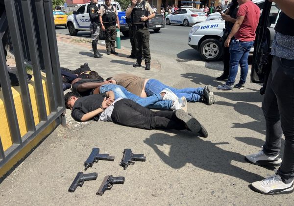Seis presuntos sicarios e integrantes del grupo delictivo Los Lobos cayeron durante un operativo policial en Manta.