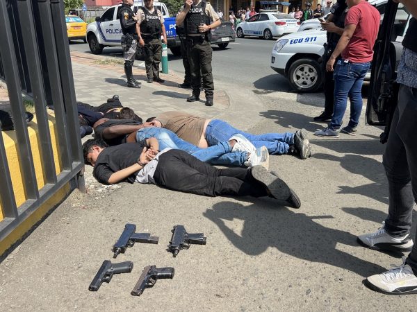 Seis presuntos sicarios e integrantes del grupo delictivo Los Lobos cayeron durante un operativo policial en Manta.