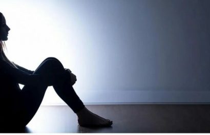 Vivía en la oscuridad y abandono: mujer ciega pasó varios días junto al cadáver de su hermano sin saberlo
