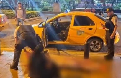 A un taxista lo asesinaron a tiros frente al Parque Centenario, en Guayaquil. El crimen ocurrió la noche del lunes 23 de junio de 2025,