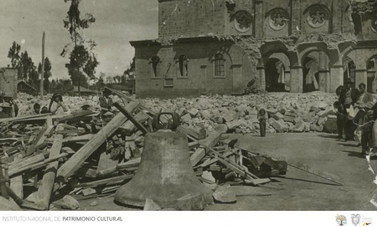 Escombros de la Iglesia de Santa Rosa, luego del terremoto de Ambato de 1949. Archivo Histórico del Guayas.