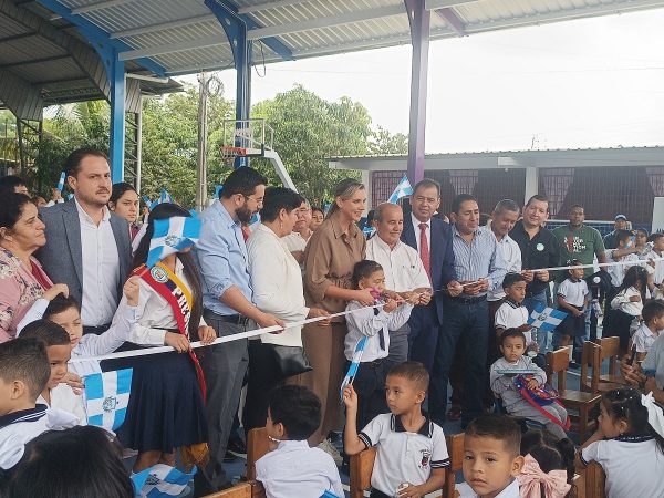 El Municipio de Manta inició la entrega de cubiertas para 30 escuelas, con una inversión que supera los dos millones de dólares.