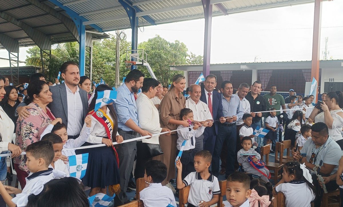 El Municipio de Manta inició la entrega de cubiertas para 30 escuelas, con una inversión que supera los dos millones de dólares.