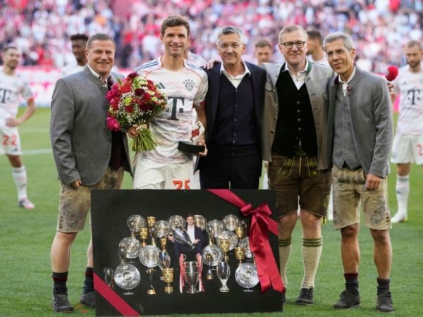 Bayern Múnich homenajea a Thomas Müller en su último partido en el Allianz Arena.