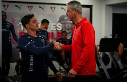 Tiago Nunes , nuevo entrenador de Liga de Quito, saluda a Alexander Alvarado