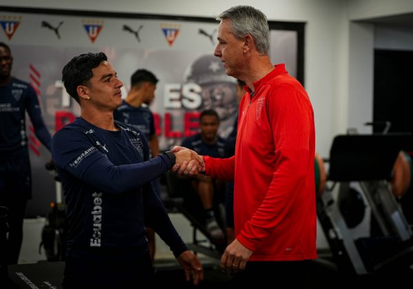 Tiago Nunes , nuevo entrenador de Liga de Quito, saluda a Alexander Alvarado