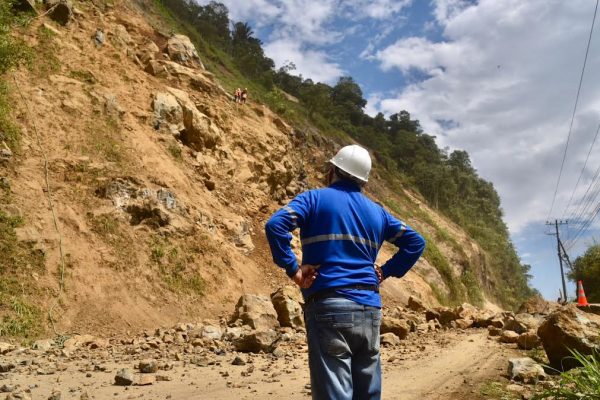 Trabajos en el km 83 de la vía Alóag–Santo Domingo se extienden hasta el jueves 19 por condiciones climáticas