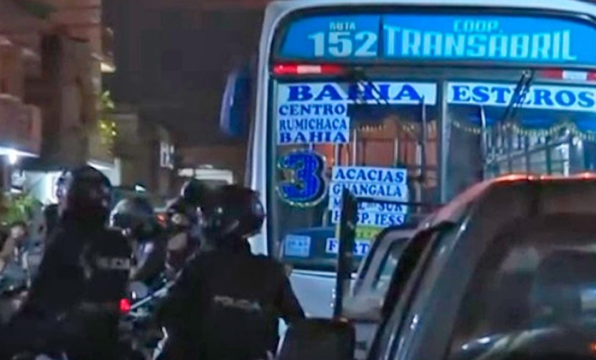 Tres asesinatos sacudieron el sur de Guayaquil, una de las víctimas era el conductor de un bus urbano, quien llegaba a su casa